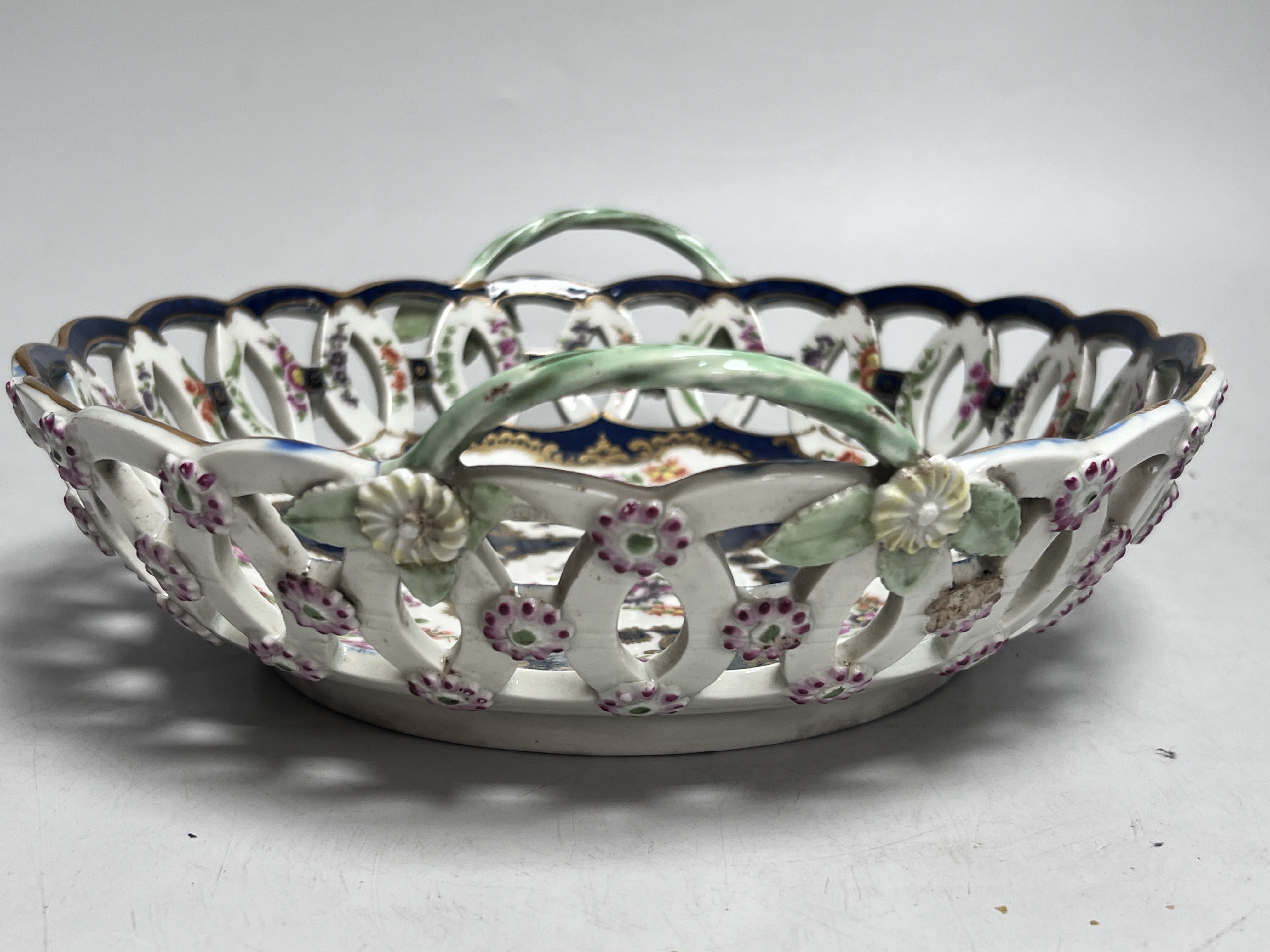 A Worcester scale blue two handled basket, c.1775, 28cm wide